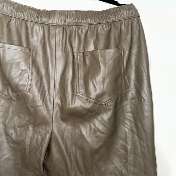 Pleather olive colored capris from Zara - Picture 3 of 3